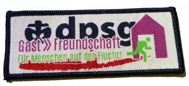 http://scoutladen.eu/shop/bilder/produkte/gross/Gastfreundschaft-Aufnaeher-85-x-30-mm.jpg